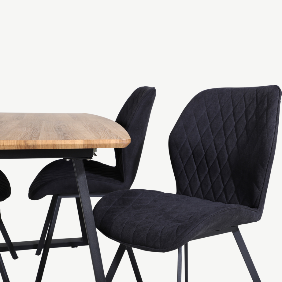 Pikendatav söögilaud Inca tammetoonis ja mustad sametist Gemma toolid, metalljalad, GR20293 – 3