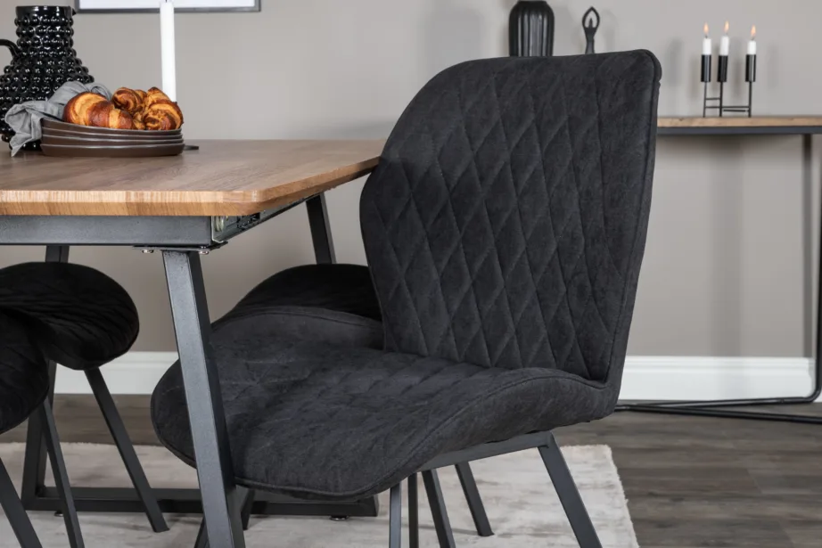 Pikendatav söögilaud Inca tammetoonis ja mustad sametist Gemma toolid, metalljalad, GR20293 – 7