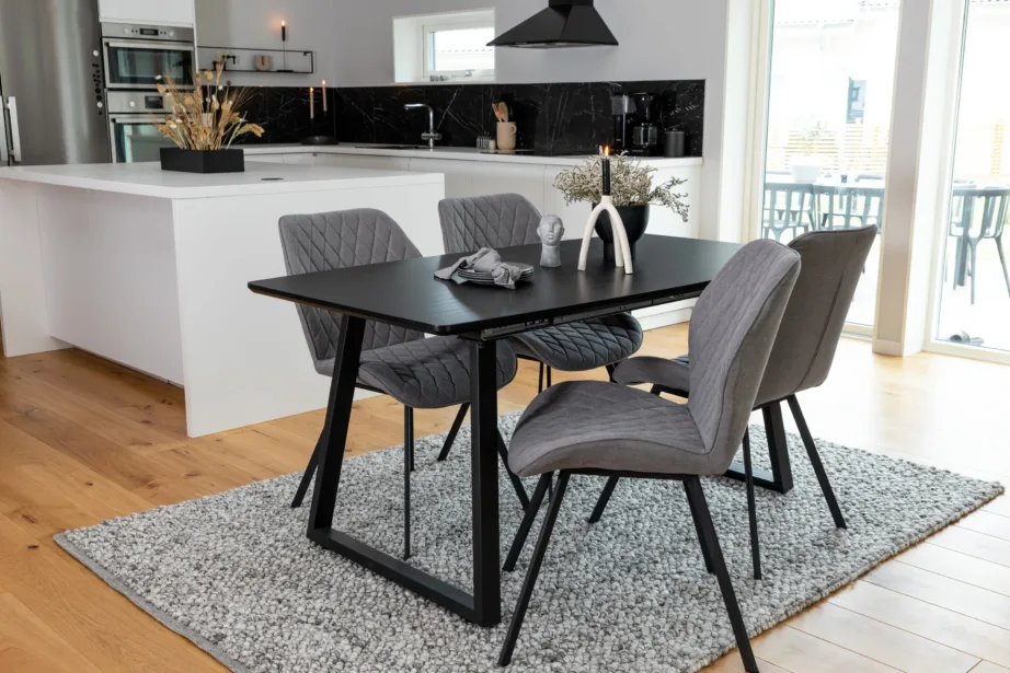 Söögitoakomplekt Inca – must ristkülikukujuline söögilaud ja hallide polsterdatud Gemma toolidega, GR20345 – 6