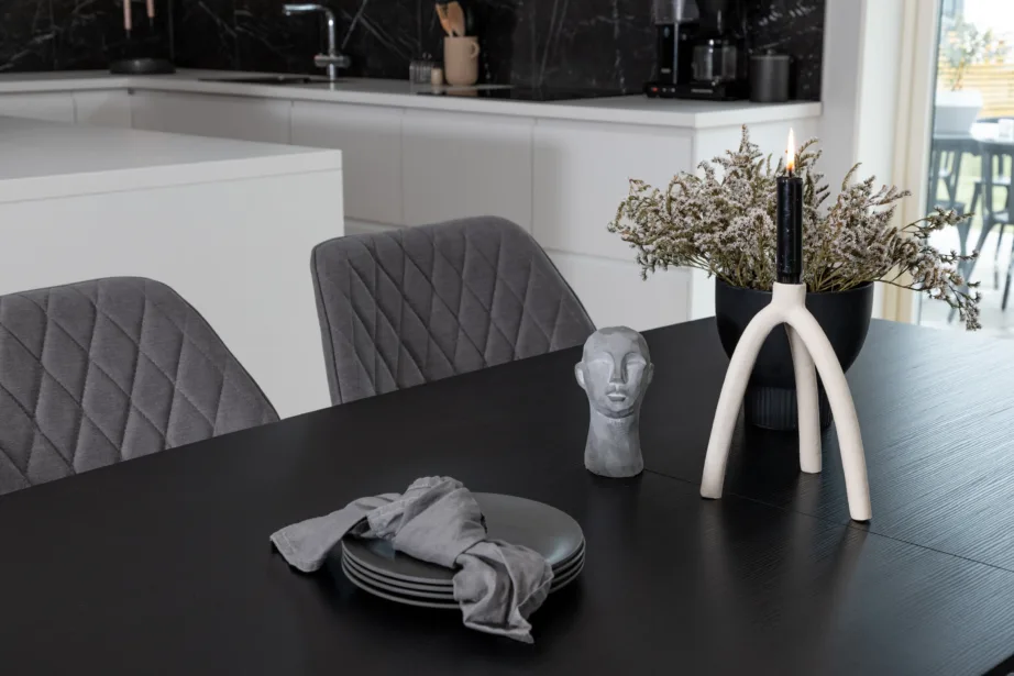 Söögitoakomplekt Inca – must ristkülikukujuline söögilaud ja hallide polsterdatud Gemma toolidega, GR20345 – 8