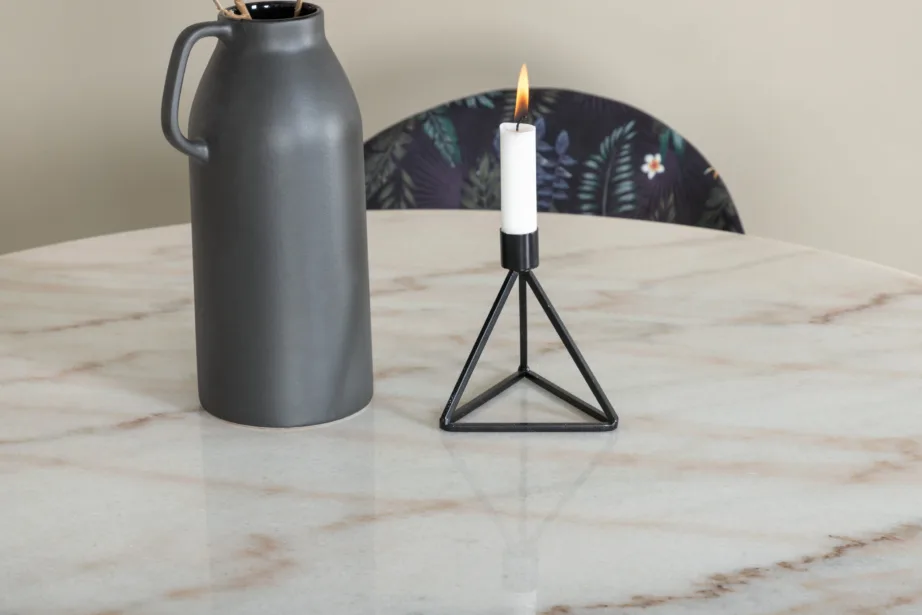 Estelle ümmargune söögilauakomplekt, marmorimustriga valge laud ja musta lillemustriga toolid, GR20460 – 7