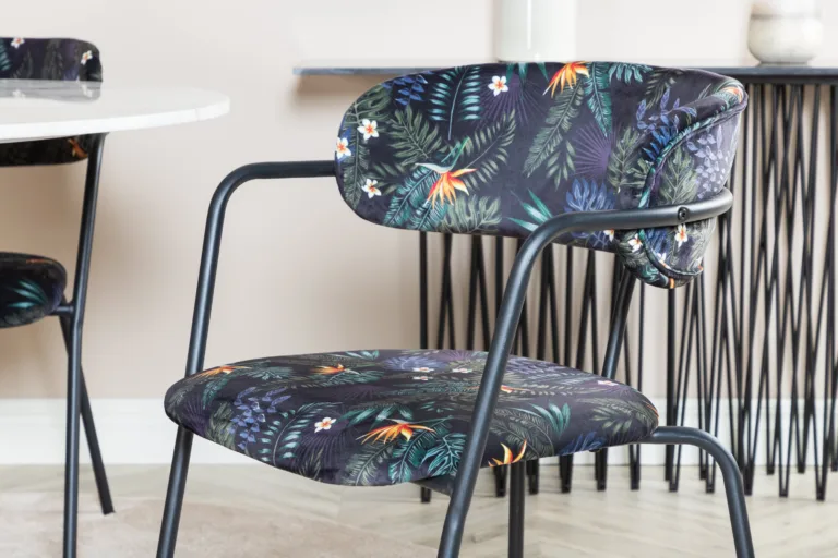 Ümar söögilauakomplekt Estelle marmorefekti ja mustade lillemustriga velvettoolidega (4 tk) - GR20471