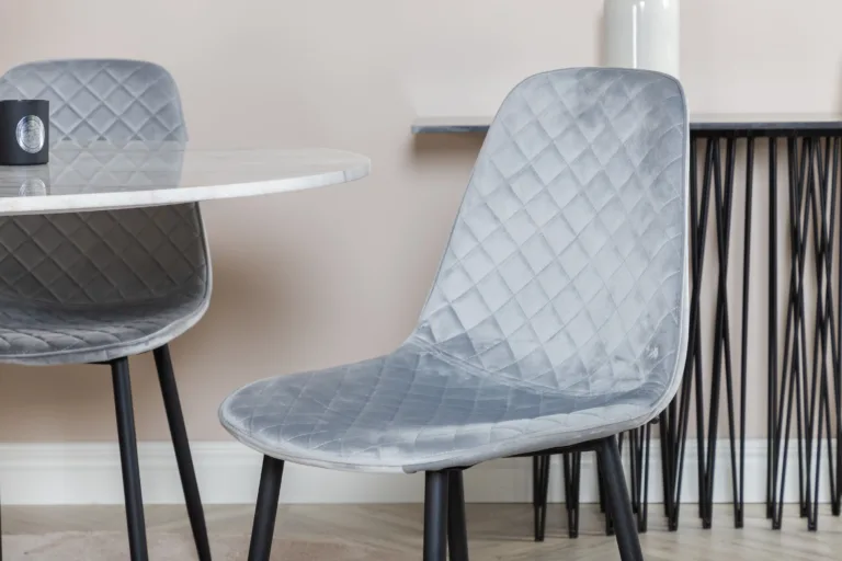 Ümmarguse marmorlauaplaadiga söögilaud Estelle ja hallid velvetist toolid Polar (4 tk), ø106 cm - GR20482