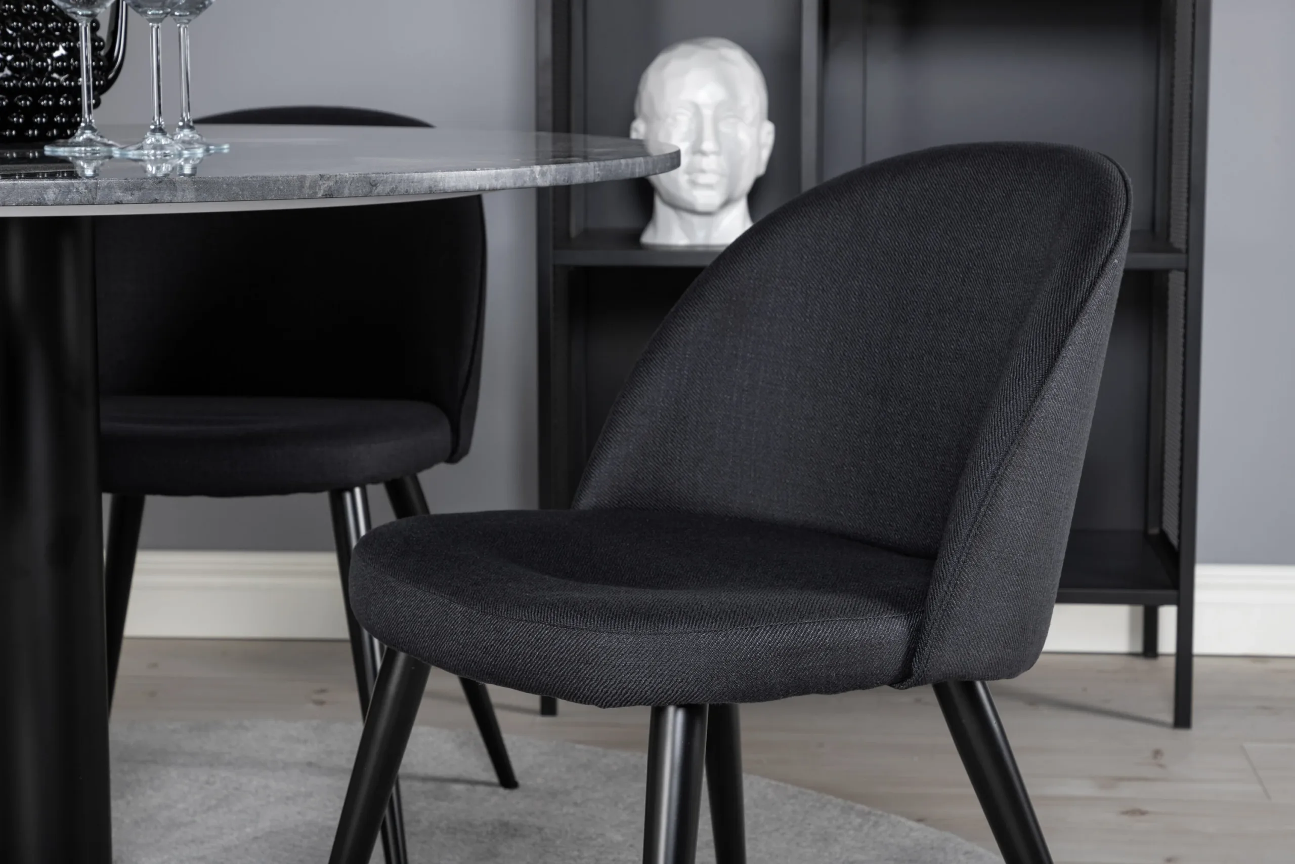 Estelle ümmargune marmorsöögilaud ja mustad Velvet toolid - GR20490