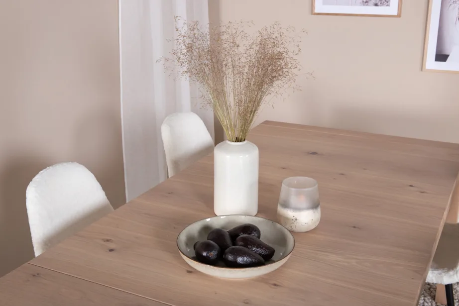 Pikendatav tammest söögilaud Slider valgeks peitsituna ja Polar söögitoolidega (valge buklee), GR20538 – 9