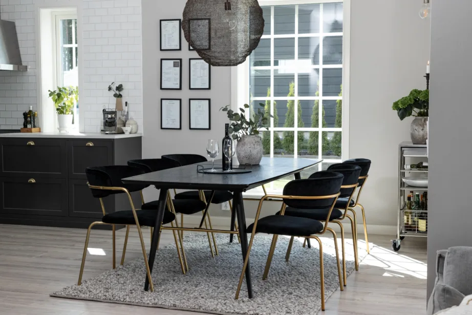 Laiendatav must söögilaud Gold koos mustade sametist Arrow toolidega messingjalgadel, GR20579 – 6
