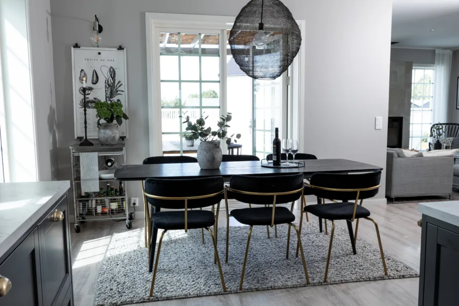 Laiendatav must söögilaud Gold koos mustade sametist Arrow toolidega messingjalgadel, GR20579 – 7