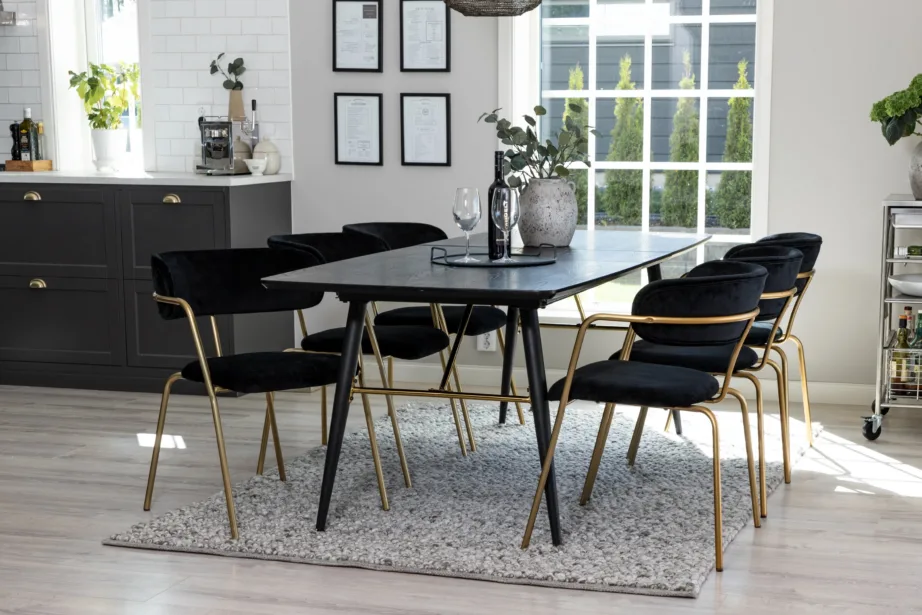 Laiendatav must söögilaud Gold koos mustade sametist Arrow toolidega messingjalgadel, GR20579 – 11