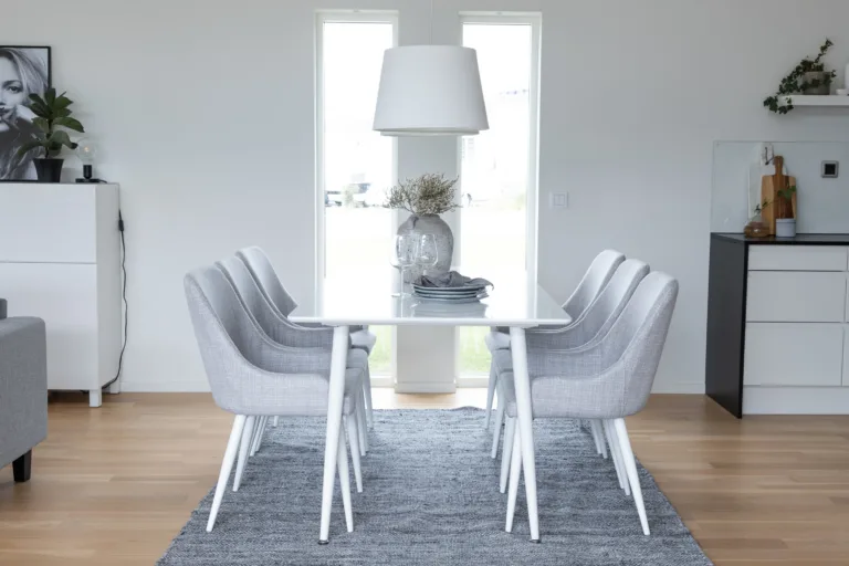 Polar söögilaud valge MDF, 180 cm ja Plaza helehallid söögitoolid - GR20584