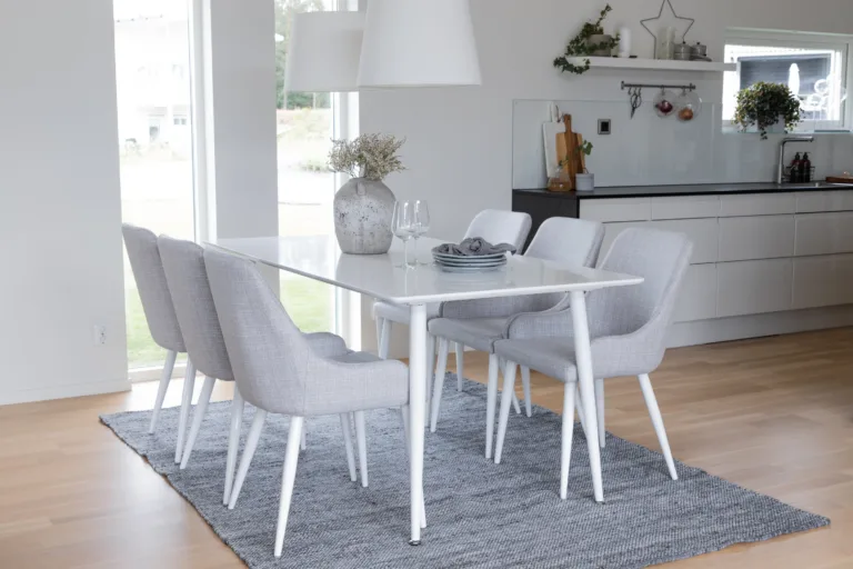 Polar söögilaud valge MDF, 180 cm ja Plaza helehallid söögitoolid - GR20584