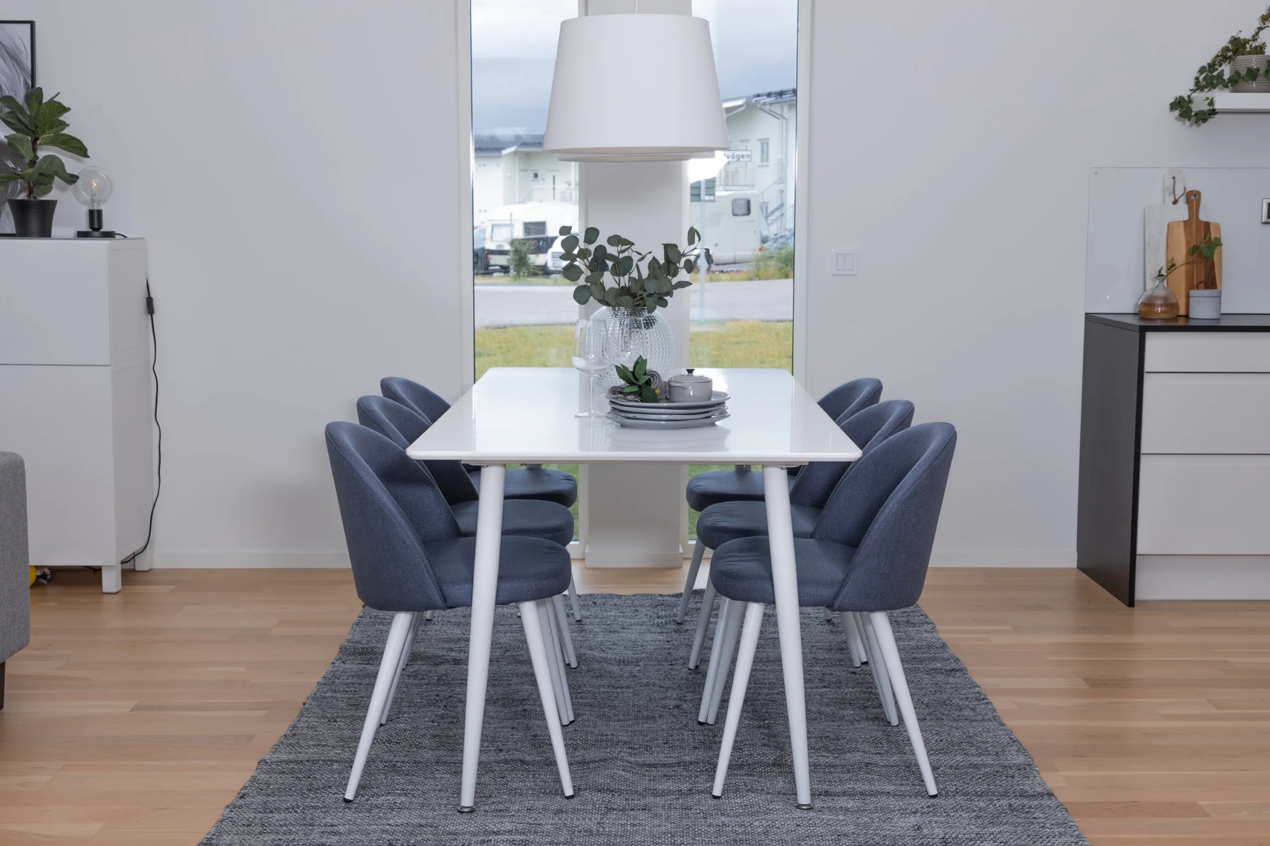 Valge MDF söögilaud Polar 180x90 cm ja sinised sametist toolid Velvet - GR20585