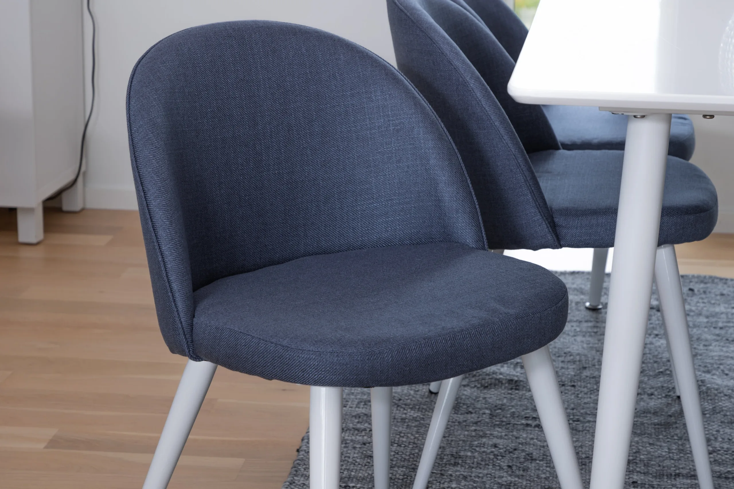 Valge MDF söögilaud Polar 180x90 cm ja sinised sametist toolid Velvet - GR20585