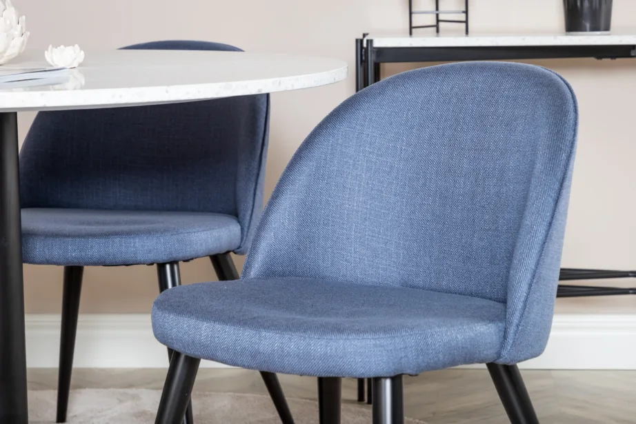 Ümmargune söögilauakomplekt Razzia terrazzo lauaplaadi ja musta terasjalaga, sinised Velvet toolid, GR20619 – 5