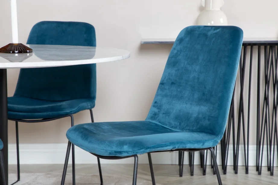 Ümmargune marmorist söögilaud Estelle ning sinised velvetist Muce toolid, GR20643 – 4