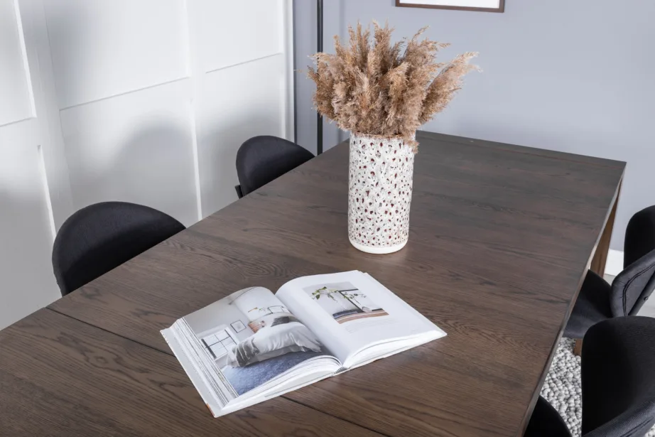 Pikendatav tammepuidust söögilaud Slider ja mustad polüestrist söögitoolid Vault, GR20736 – 9