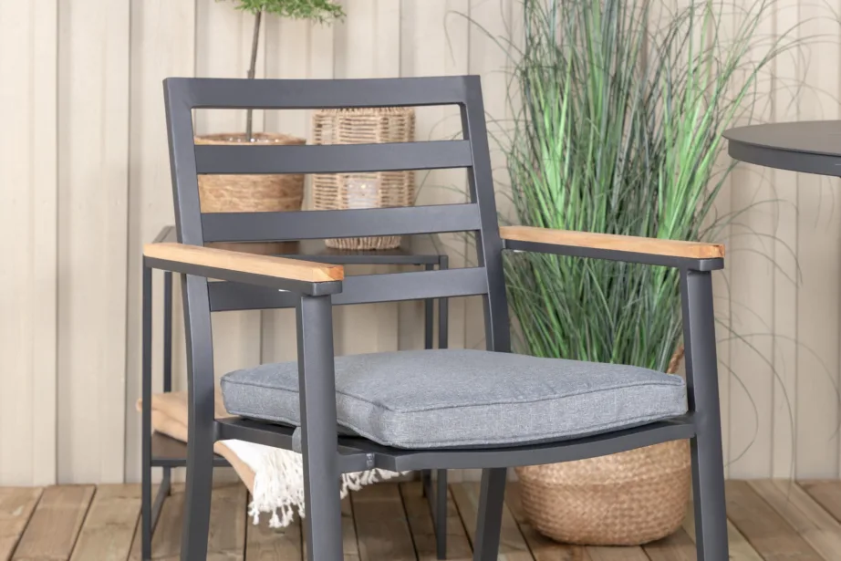 Ümmargune aiamööblikomplekt Alma mustade alumiiniumtoolide ja tiigipuu detailidega (⌀120 cm), GR21288 – 5