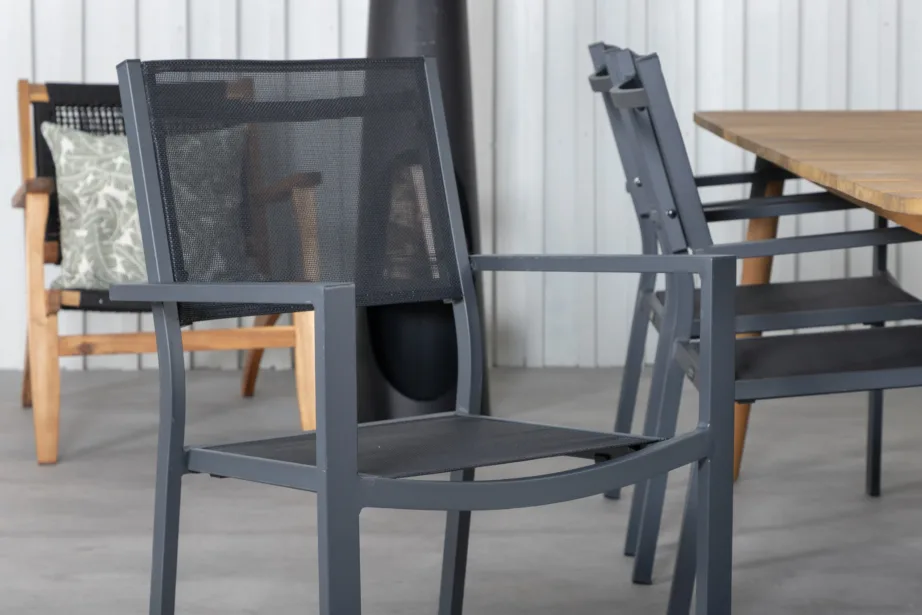 Akaatsiapuidust söögilaud Julian ja 6 musta alumiiniumraamiga Copacabana aiatooli, GR21324 – 7