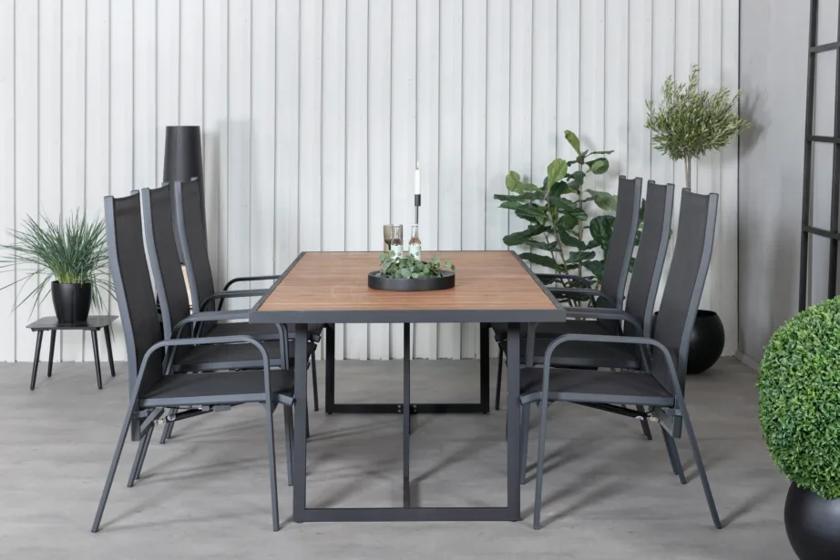 Ristkülikukujuline aiamööbli komplekt Khung – akaatsiapuidust laud ja mustad reguleeritavad Copacabana aiatoolid, GR21489 – 6