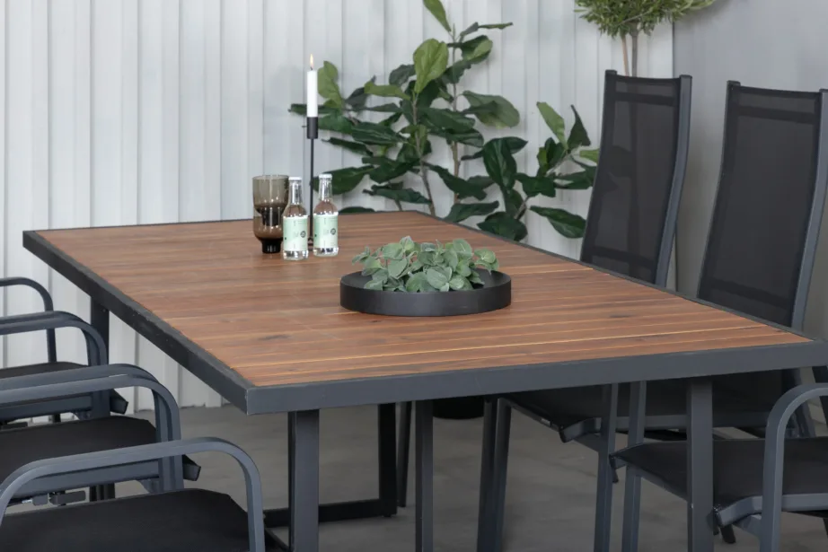 Ristkülikukujuline aiamööbli komplekt Khung – akaatsiapuidust laud ja mustad reguleeritavad Copacabana aiatoolid, GR21489 – 9