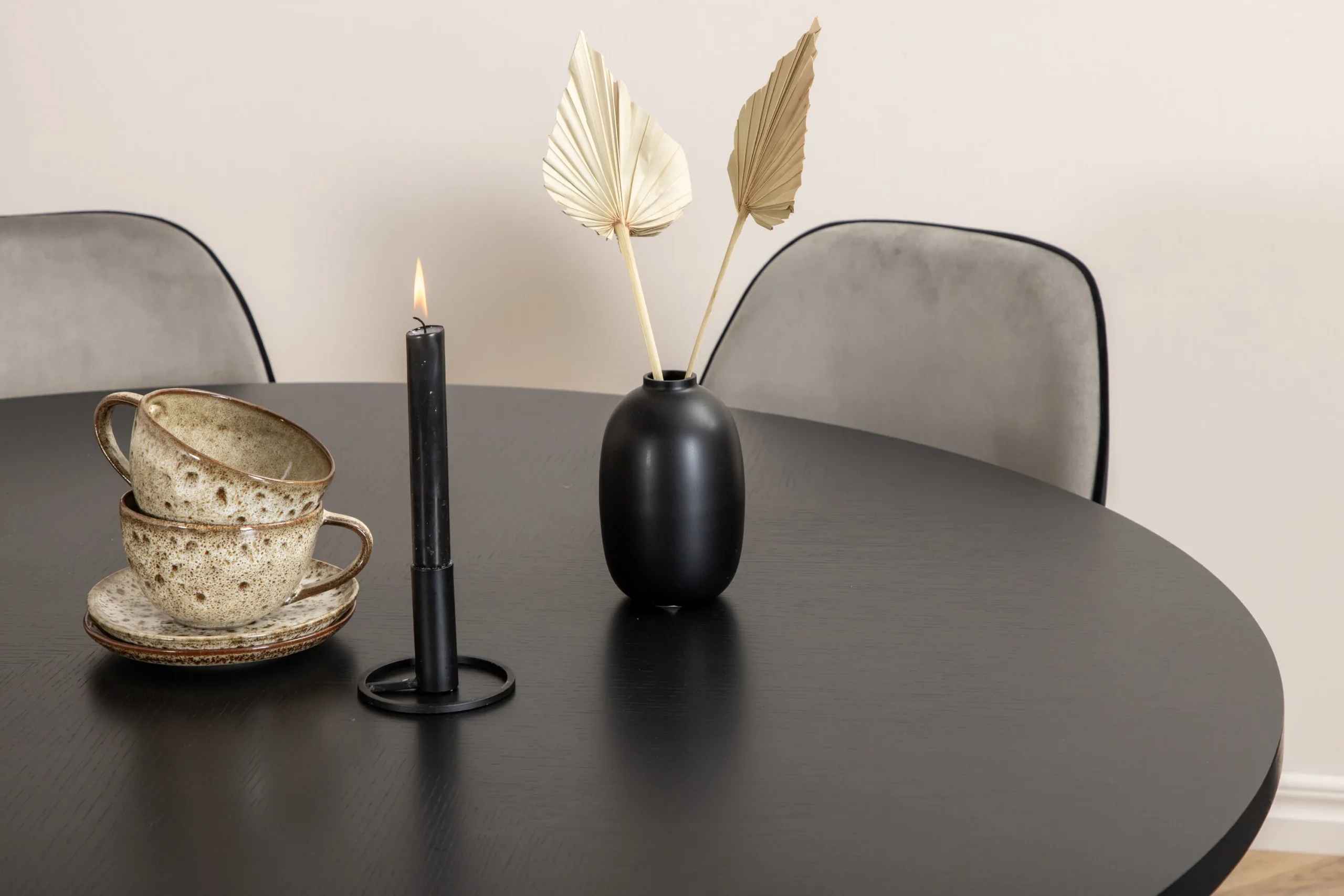 Ümmargune söögilaud Copenhagen (must MDF, ø140cm) ja Emma velvetist toolid (hall/must), 1 tool - GR22019