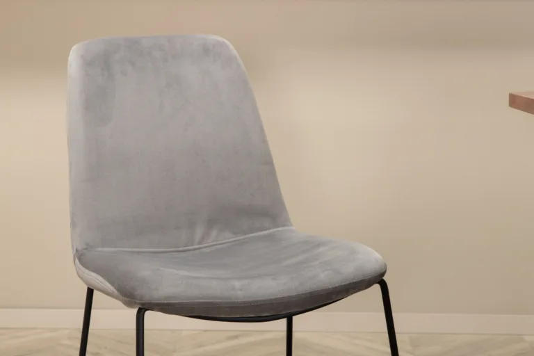 Ristkülikukujuline söögilaud Uno (pähkliviimistlus, must metallraam) ja Muce toolid (hall velvet, mustad jalad) – komplekt 6 tooliga - GR22153
