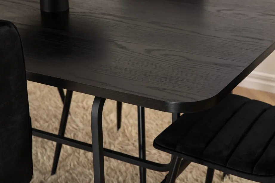 Uno ristkülikukujuline söögilaud ja kuus musta sametist Windu tooli, GR22157 – 10