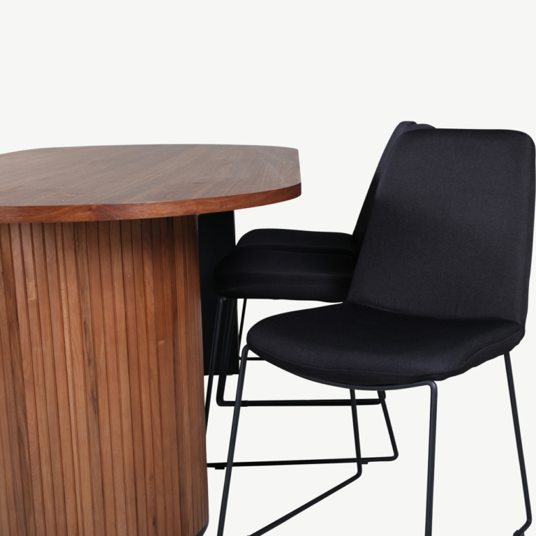 Ovaalne söögilaud Bianca (pähklivineer, 200x90cm) ja musta polsterdusega Muce tool - GR22187