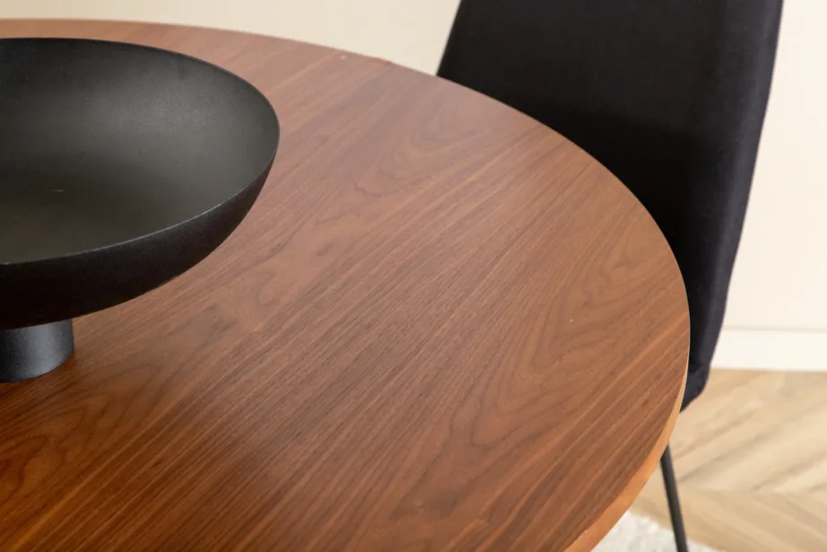 Ümmargune söögilaud Bianca (pähklispoon, ø110cm) ja mustad Muce söögitoolid, GR22217 – 7