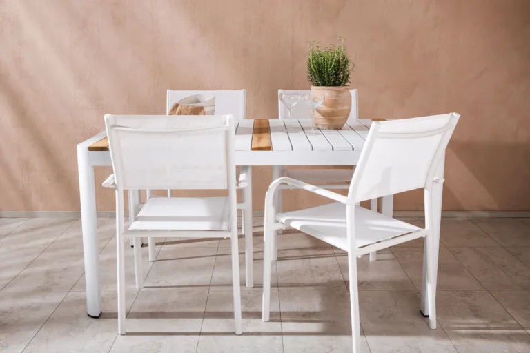 Togo söögilaud (valge/tiigipuu, 150 × 90 cm) koos Santorini virnastatavate aiatoolidega (valge alumiinium, valge tekstiil) - GR22744