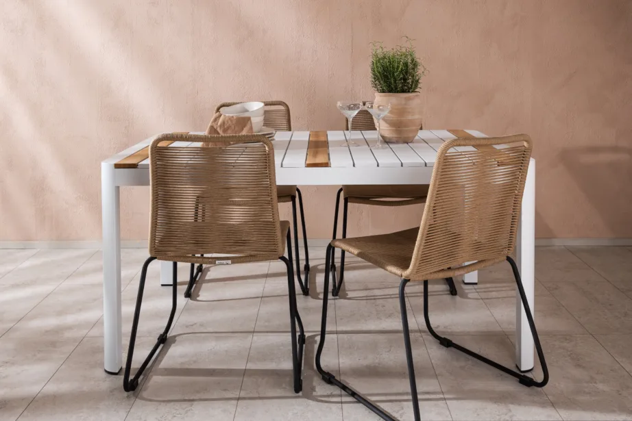 Togo aiaga söögilaud (valge alumiinium, tiigipuit, 150x90cm) ja Lindos toolid (beež köis, must terasraam), GR22746 – 8