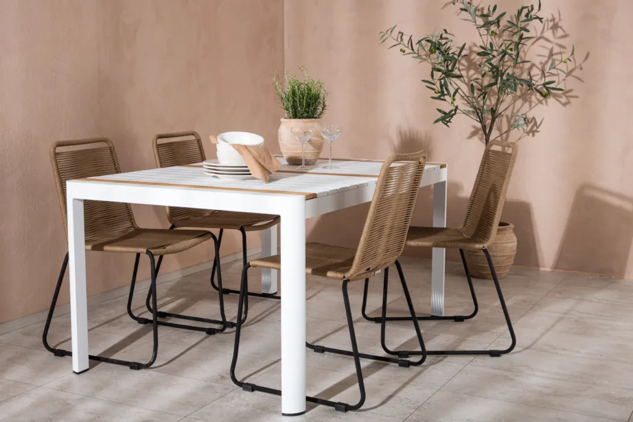 Togo aiaga söögilaud (valge alumiinium, tiigipuit, 150x90cm) ja Lindos toolid (beež köis, must terasraam), GR22746 – 9