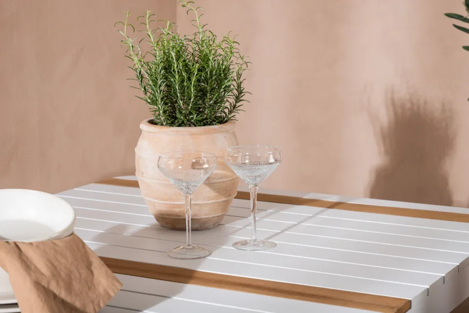 Togo aiaga söögilaud (valge alumiinium, tiigipuit, 150x90cm) ja Lindos toolid (beež köis, must terasraam), GR22746 – 11