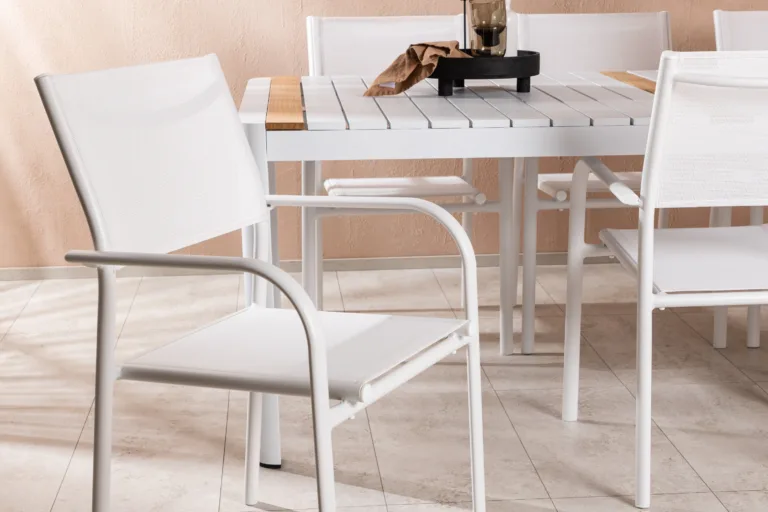 Togo aiaköögi söögilaud (valge/tiigipuu, 200×100 cm) ja Santorini virnastatavad toolid (valge alumiinium, tekstiilne iste) - GR22756