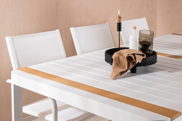 Togo aiaköögi söögilaud (valge/tiigipuu, 200×100 cm) ja Santorini virnastatavad toolid (valge alumiinium, tekstiilne iste) - GR22756