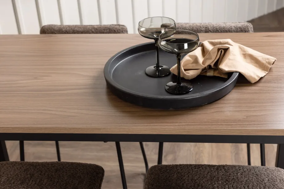 Pähklitooni Camdeni baarilaud ja neli tumehalli mikrokiudkangaga Bisbee baaritooli, GR23233 – 10