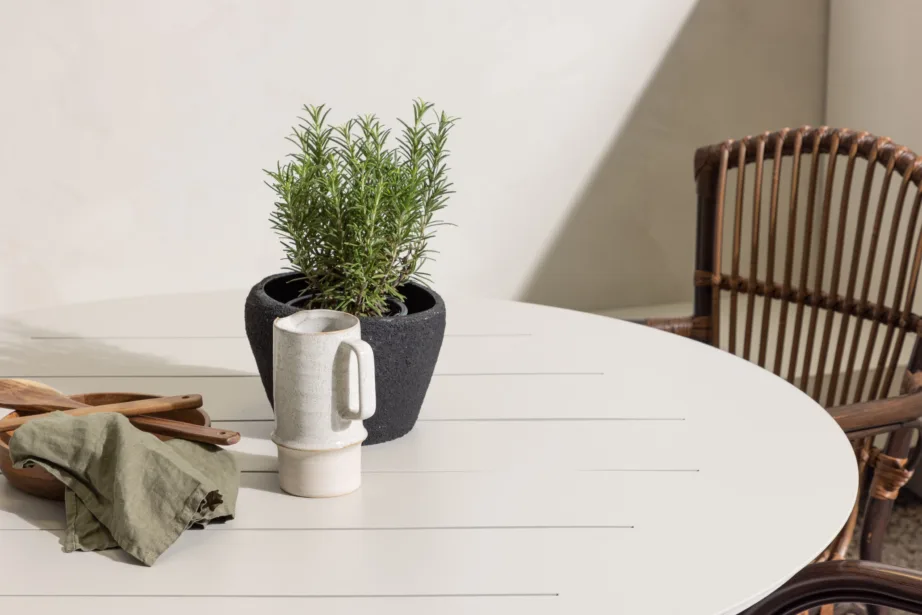 Ümmargune söögilaua komplekt Lina – beež alumiiniumlaud ja 4 pruuni punutud Galera tooli, GR23428 – 10