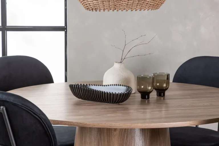 Ümmargune söögilauakomplekt Lanzo (MDF, ø120 cm) ja mustad samettoolid Stella - GR23565