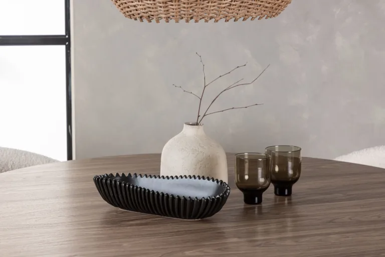 Ümmargune MDF-söögilaud Lanzo ja bukleekangaga söögitoolid Chico (looduslik, valge, Ø120 cm) - GR23571