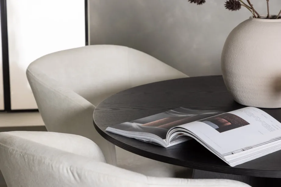 Ümar söögilauakomplekt Bootcut musta MDF lauaga ja murdvalgete Day toolidega, GR23786 – 6