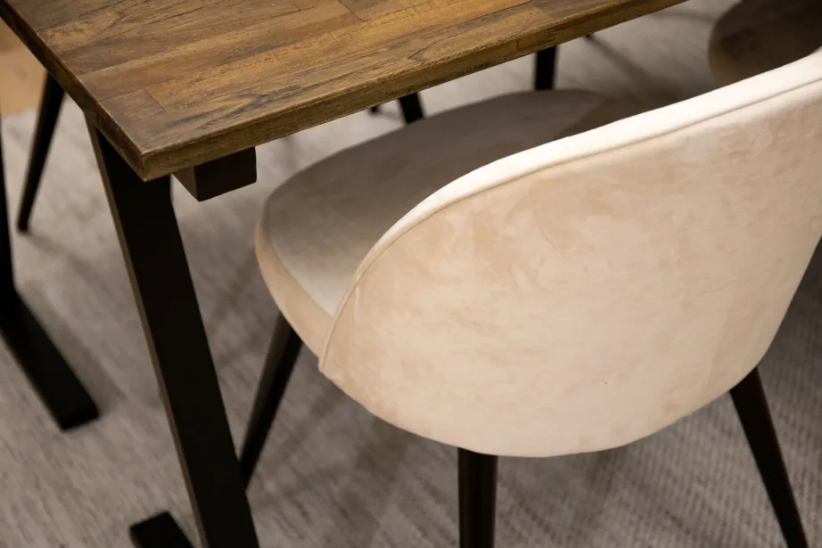 Jakarta ristkülikukujuline tiigipuust söögilaud mustade terasjalgadega ja beežide velvetkattega toolid, GR737 – 3