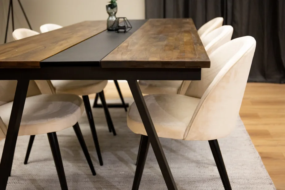 Jakarta ristkülikukujuline tiigipuust söögilaud mustade terasjalgadega ja beežide velvetkattega toolid, GR737 – 4
