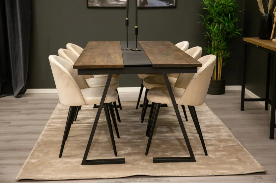 Jakarta ristkülikukujuline tiigipuust söögilaud mustade terasjalgadega ja beežide velvetkattega toolid, GR737 – 6