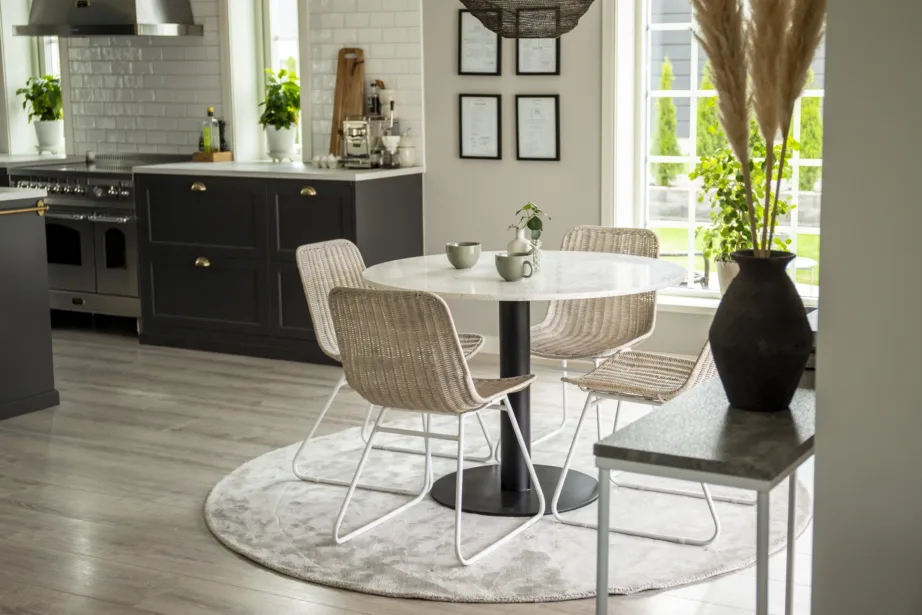 Ümmargune terrazzo söögilaud Razzia valgete rotangtoolidega Cirebon sarjast (ø106 cm), GR826 – 5