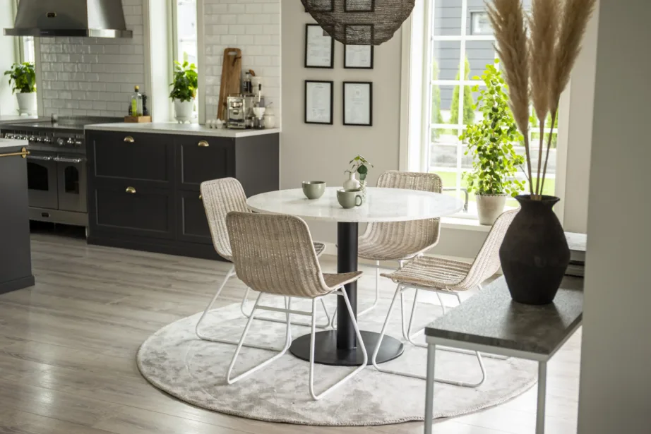 Ümmargune terrazzo söögilaud Razzia valgete rotangtoolidega Cirebon sarjast (ø106 cm), GR826 – 6