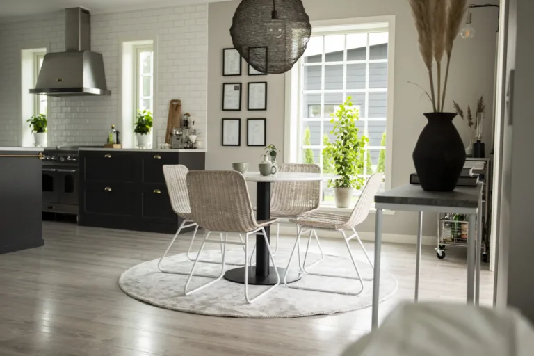Ümmargune terrazzo söögilaud Razzia valgete rotangtoolidega Cirebon sarjast (ø106 cm) - GR826
