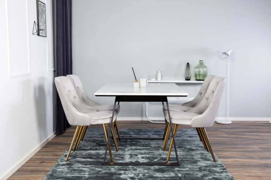 Estelle ristkülikukujuline valge marmorplaadiga söögilaud ja helehallid velvetkattega toolid (mustad ja kuldsed detailid), GR927 – 6