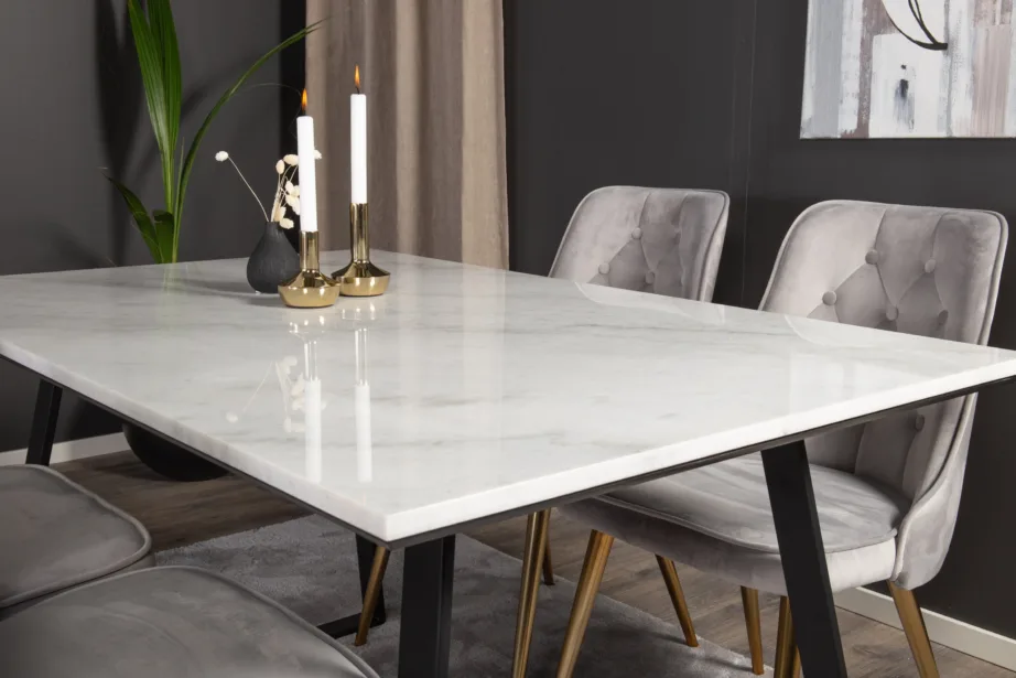 Estelle ristkülikukujuline valge marmorplaadiga söögilaud ja helehallid velvetkattega toolid (mustad ja kuldsed detailid), GR927 – 7