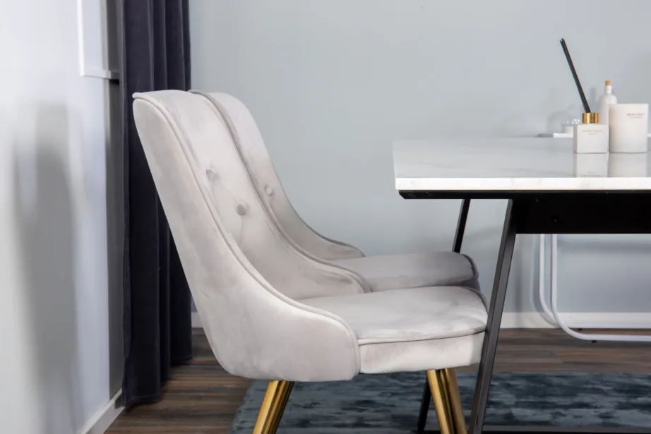 Estelle ristkülikukujuline valge marmorplaadiga söögilaud ja helehallid velvetkattega toolid (mustad ja kuldsed detailid), GR927 – 13