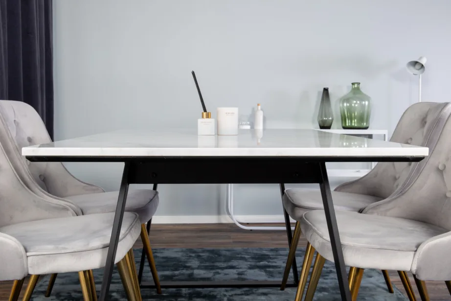 Estelle ristkülikukujuline valge marmorplaadiga söögilaud ja helehallid velvetkattega toolid (mustad ja kuldsed detailid), GR927 – 15