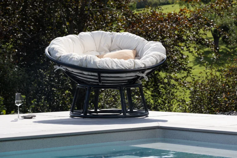 Hele polüesterpadjaga must rotangist lounge-tool Bonnie (115 × 101 × 91 cm) - 8184-100